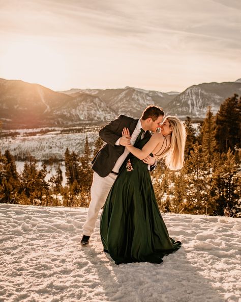 Winter Engagement Photos Red Dress, Winter Photo Outfits Women, Formal Christmas Pictures Couple, Christmas Pfps Aesthetic, Pfp Aesthetic Christmas, Christmas Pfp Aesthetic, Christmas Dress Ideas, Christmas Dress Girl, Christmas Dress Party