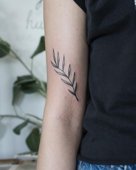 Se det här fotot av @trobbies på Instagram • 327 gilla-markeringar Best Arm Tattoos, Awful Tattoos, Leaf Tattoo, Cool Arm Tattoos, Black And White Leaves, Cool Small Tattoos, Tattoo Cover-up, Tattoos Designs, Small Design