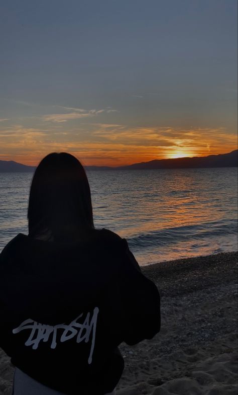 Girl Streetwear Aesthetic, Girl Streetwear, Sunset Sea, Aesthetic Hoodie, Sunset Aesthetic, Streetwear Aesthetic, The Beach, Wattpad, Sun