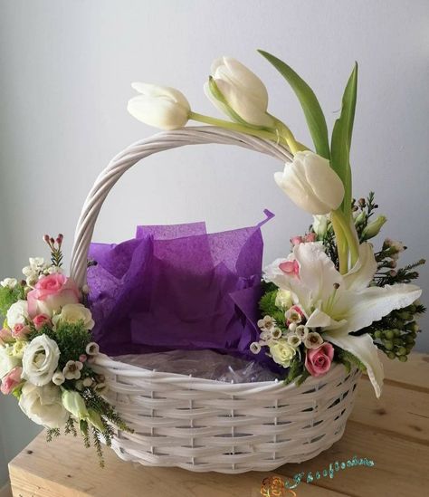 flower decoration ideas for beginners Fruit Basket Ideas Gift, Faux Flowers Decor, Fruit Flower Basket, Homemade Bouquet, Flower Decoration Ideas, Luxury Gift Basket, Wedding Gift Hampers, Fruit Hampers, Home Vibes