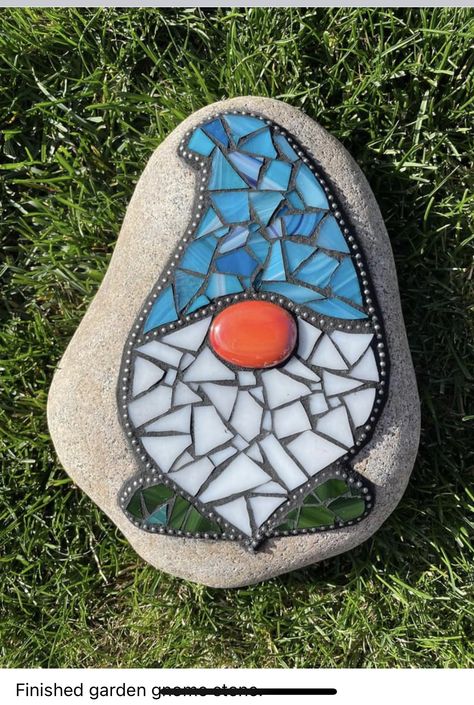 Mosaic Stepping Stone, Mosaic Art Diy, Mosaic Rocks, Mosaic Flower Pots, Mosaic Garden Art, Cement Art, Mosaic Art Projects, Mosaic Tile Art, Pebble Mosaic