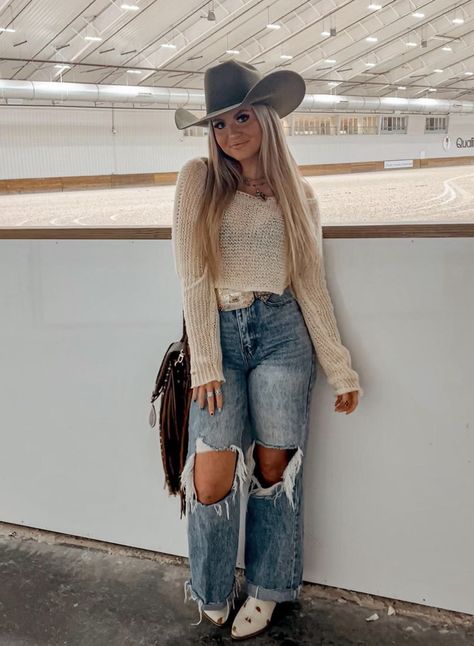 Bougie Country Outfit, Cute Western Thanksgiving Outfits, South Dakota Outfits Summer, Western Outfits With Vest, Winter Country Outfits Concert, Boujee Western Outfits, Western Cold Weather Outfit, Fall Rodeo Outfits For Women, Western Boho Outfits Winter