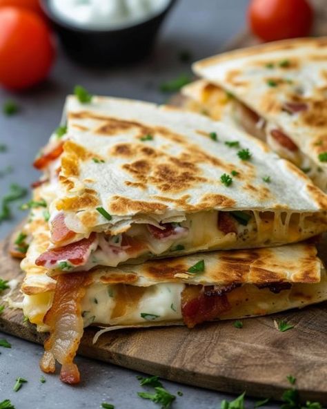 I swear I can eat this every day for lunch or dinner! Simple Light Lunch Ideas, Quesadilla Dinner Ideas, Saturday Lunch Ideas, Crab Quesadilla, Recipes With Tortillas, Recipes Quesadillas, Bacon Ranch Quesadilla, Best Quesadilla Recipe, Wrap Recipes For Lunch