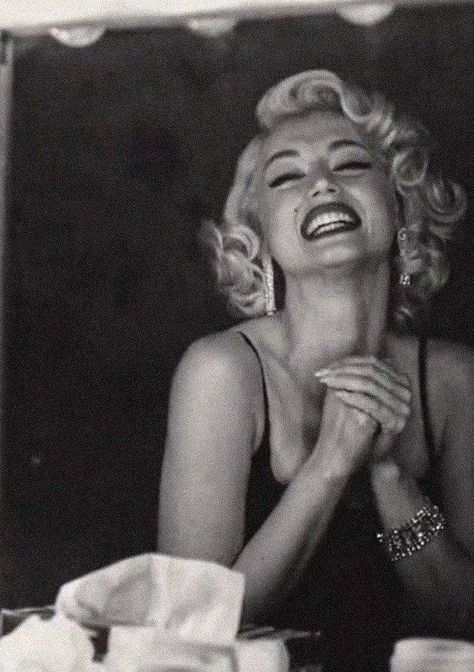 Marilyn Monroe Wallpaper Black And White, Marilyn Monroe Aesthetic Wallpaper Black And White, Marylin Monroe Aesthetic Vintage, Opposite Art, 40s Aesthetic, Merlin Monro, Marilyn Monroe Wallpaper, Blonde Movie, Marilyn Monroe Poster