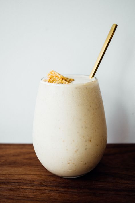 We’re heading out for a few days in the wilderness but I wanted to share this milkshake recipe with you before we go off the grid because it’s the best thing EVER! I know this is what I… Honey Milkshake, Vegan Shakes, Honey Smoothie, Wallpaper Summer, Vegan Coconut, Vegan Drinks, Milkshake Recipes, Smoothie Bowl, Tahini