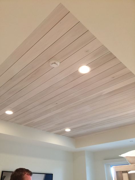 Wood accent on ceiling White Wood Panel Ceiling, Ceiling Finishing Ideas, Wood Flat Ceiling, Wood Ceiling Feature, White Pvc Ceiling Design Living Room, Peel And Stick Flooring On Ceiling, Box Ceiling Ideas, Wood Cladding Ceiling, Fake Wood Ceiling