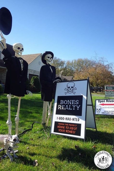 Halloween Outdoor Theme Ideas, Halloween Yard Themes, Funny Halloween Decor, Skeleton Display Ideas, Outdoor Skeleton Display, Funny Skeleton Poses Halloween, Skeleton Displays For Halloween, Yard Skeletons, Skelton Ideas