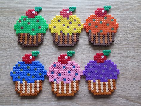 Hama strijkkralen muffins cupcakes perler Muffin Perler Beads, Perler Beads Cupcake, Easy Perler Beads Ideas, Hama Beads Design, Hama Bead, Kandi Patterns, Hama Beads Patterns, Beads Pictures, Iron Beads