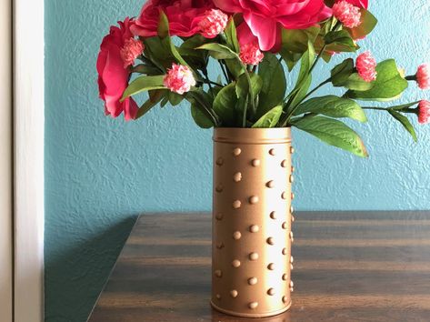 DIY Gold Vase - Textured Dots using Hot Glue! - Six Clever Sisters Diy Gold Decor, Pretty Vase, Unicorn Birthday Party Decorations, Upcycle Crafts Diy, Diy Spray Paint, Gold Vase, Vase Diy, Happy 6th Birthday, Space Saving Hangers