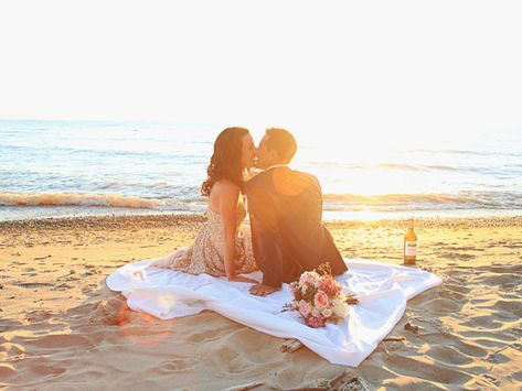 Sexy honeymoon activities Honeymoon Checklist, Old School Wedding, Honeymoon Activities, Honeymoon Packing List, Honeymoon Packing, Honeymoon Essentials, Honeymoon Photos, Best Honeymoon Destinations, Cottage Wedding