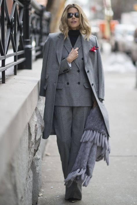 New York Fashion Week Street Style, Grey Suit, Nyfw Street Style, Lil Pump, Woman Suit Fashion, Fashion Blogger Style, Autumn Street Style, Elegantes Outfit, Business Outfit