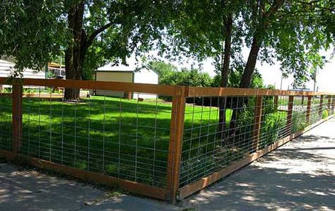 A Simple, Maintenance-Free, Inexpensive Fencing Solution – Steadman's Ace Hardware Diy Dog Pen Outdoor, Diy Dog Pen, Diy Fence Ideas Cheap, Dog Pen Outdoor, Cheap Garden Fencing, Hog Wire Fence, Diy Dog Fence, Outdoor Gate, Country Fences