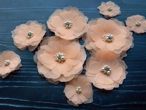 Making Hair Accessories, Fabric Flower Pins, Diy Flores, Hair Clips Diy, Making A Bouquet, Organza Flowers, Flowers Fabric, Chiffon Flowers, Flower Diy Crafts