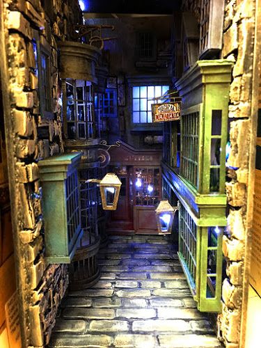 boozybear: Diagon Alley Book Nook Diagon Alley Diorama, Diagon Alley Book Nook Diy, Book Nook Diagon Alley, Diagon Alley Book Nook, Harry Potter Book Nook, Harry Potter Diagon Alley, Bookshelf Art, Vitrine Miniature, Harry Potter Halloween