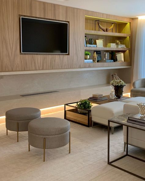 Lareira ecológica: o que é, como funciona e ideias para se esquecer do frio Salas Living Room, Tv Home, Living Room Tv, Home Tv, Luxury Living Room, Interior Design Living Room, Home Living Room, Room Inspiration, Living Room Designs