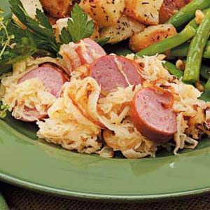 Sausage with Apple Sauerkraut Brats With Sauerkraut, Sausage Sauerkraut, Sauerkraut Recipe, Sauerkraut Recipes, Apple Sausage, Supper Recipes, Crispy Potatoes, Smoked Sausage, Slow Cooking