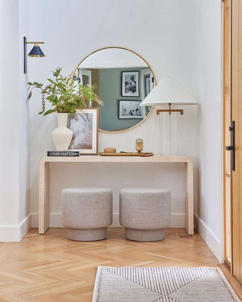 40 Lighting Ideas to Brighten Up Your Entryway Entryway Lighting Ideas, Small Hallway Lighting, Small Foyer Lighting, Mid Century Modern Entryway, Modern Entryway Decor, Entry Lighting, Tall Table Lamps, Front Entryway, Entryway Lighting