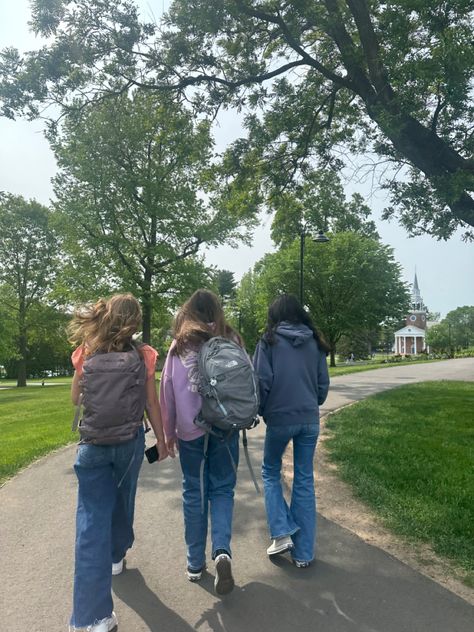 walking to class at #boardingschool #newengland Walking To Class Aesthetic, Pe Class Aesthetic, Walking To School Aesthetic, Spotify Pictures, Boarding School Life, Usa School, Walking To School, Romanticising School, Entering School