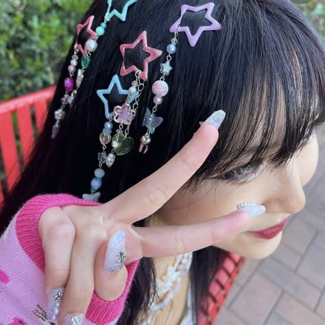 Y2k Star Hairclip, Y2k Head Accessories, Japanese Y2k Hairstyles, Colorful Japanese Aesthetic, Y2k Kawaii Aesthetic, Japanese Y2k Fashion Pink, Colorful Y2k Outfits Aesthetic, Pink Purple And Blue Outfit, Hair Accessories Y2k