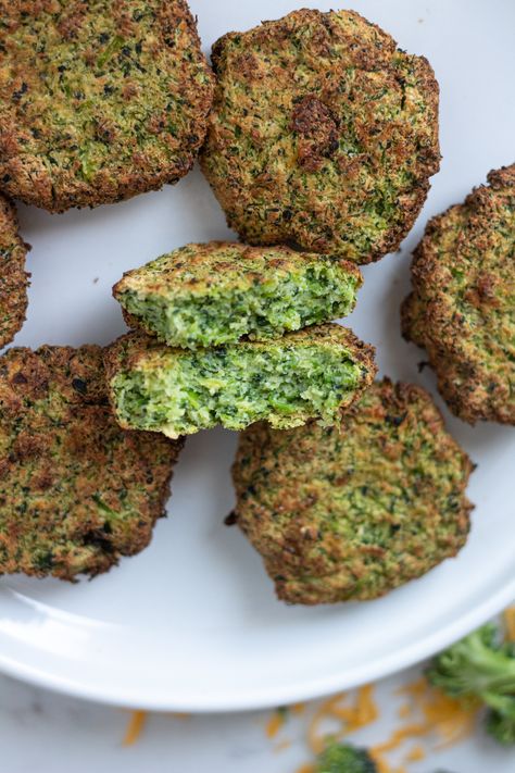 Broccoli Patties, Broccoli Fritters, Dr Gundry, Parmesan Broccoli, Cheeseburger Recipe, Quick Side Dishes, Zucchini Fritters, Veggie Burgers, Popcorn Recipes