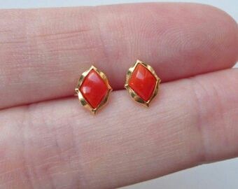 Coral Earrings Studs, Havala Jewellery, Earrings Gold Indian, Fashion Jewelry Necklaces Gold, Coral Jewelry Set, Pearl Earrings Designs, Small Earrings Gold, Red Coral Earrings, Gold Earrings Models