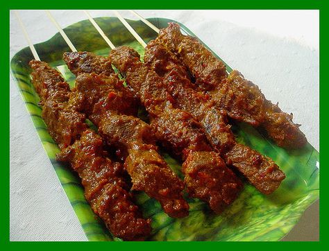 Sate Komoh by fariz_rahman, via Flickr Sate Padang, Loin Recipes, Sate Ayam, Peanut Sauce Recipe, Barbeque Recipes, Ayam Bakar, Bacon Appetizers, Indonesian Cuisine, Singapore Food