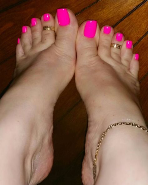 No effort #prettyfeet #prettytoes #fromthefeetup #vegan #toes #feet #feetofig #beautifulfeetofig #ilovefeet #footfetish #feetarelife #pies #piesitos #footfetishnation #pedicure #nylons #pantyhose #soles #socks #toesucking #manipedi #pedicure #footporn #footlovers Hot Pink Toes, Perfect Pedicure, Pink Pedicure, Pretty Fingers, High Arches, Acrylic Toes, Pretty Toe Nails, Pretty Sandals, Pink Toes