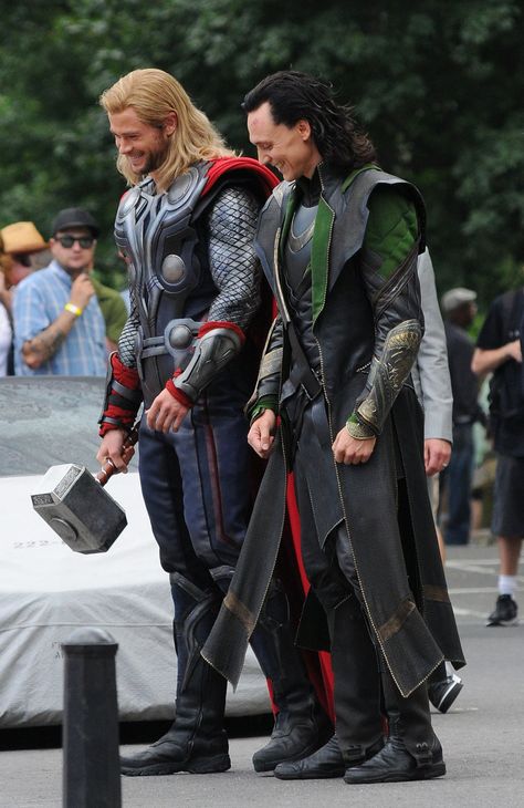 Tom Hiddleston as "Loki", The Avengers, New York 2.9.2011 with Chris Hemsworth as "Thor" Avengers Black Widow, Thor And Loki, Loki Wallpaper, Avengers Quotes, Thor X Loki, Chris Hemsworth Thor, Thor Loki, Avengers Cast, Marvel Photo