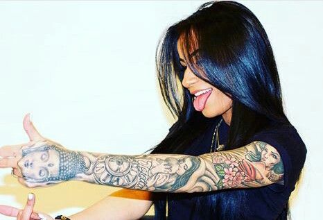 Full Sleeve Tattoo Black Woman, Japanese Tattoos On Black Women, Baddie Full Sleeve Tattoo, Women’s Full Hand Tattoos, Full Hand Tattoos For Women, Full Body Japanese Tattoo Women, Full Hand Tattoo, Henna Inspired Tattoos, Black Girls With Tattoos