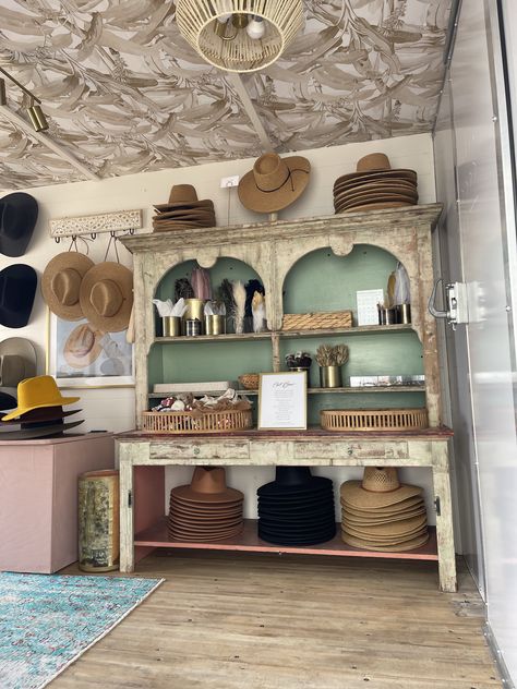 Hat Merchandising Ideas, Hat Bar Display, Displays For Boutiques, Hat Bar Display Ideas, Boutique Decor Ideas Retail Store Design, Boutique Display Ideas Retail Stores, Vintage Booth Display, Hat Bar, Indoor Markets