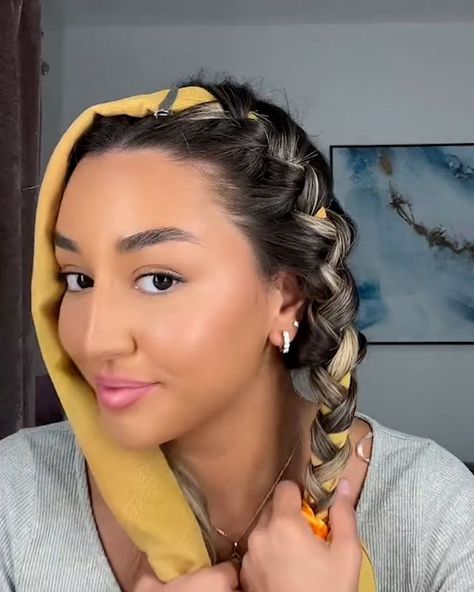 Scarf hair hack | Perfect heatless curls! 😍🙌 | By Tyla | This is the ultimate hair curling hack and all you need is a scarf. Sarah is showing her followers how to achieve next level curls by platting a scarf through her hair. It's time to remove the scarf and just look at the results. Perfect curls that are so easy to achieve. Heatless Curls Overnight Scarf, Scarf Heatless Curls, Scarf Curls Overnight, Scarf Curls, Bandana Curls, Sleep Scarf, Scarf Wrap Styles, Sock Curls, Hair Bandana