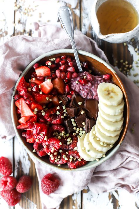 Berry Porridge, Pretty Oatmeal, Vegetarian Breakfasts, Dirty Keto, Benefits Of Organic Food, Hot Breakfast, Oatmeal Bowls, Gluten Free Egg Free, Vegan Eats