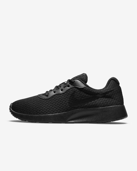 Nike Tanjun Women's Shoes. Nike CA Black Nike Shoes Outfit, Nike Noir, Boty Nike, Black Nike Shoes, Nike Shoes Outfits, Nike Tanjun, Shoe Nike, Men's Shoe, Mens Nike Shoes