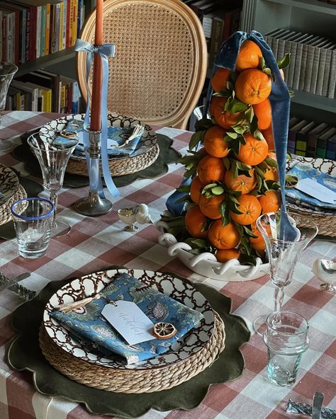 𝑆𝐻𝐴𝑁𝑁𝑂𝑁 𝐶𝐿𝐴𝐼𝑅𝐸 𝐼𝑁𝑇𝐸𝑅𝐼𝑂𝑅𝑆 | Pulled some things from around the house to create this layered holiday tablescape, complete with a little DIY 🍊 CLEMENTINE TOWER DIY:... | Instagram Clementine Centerpiece, Citrus Tablescape, Holiday Tablescape, Nola Wedding, Diy Instagram, Holiday Tablescapes, Tablescapes, Dinner Party, The House