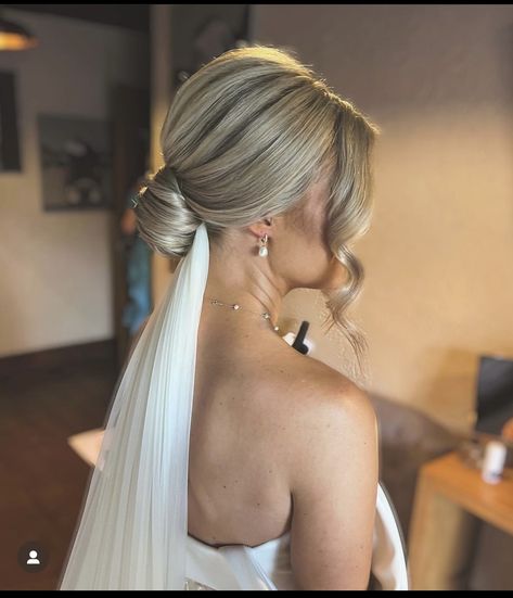 Classy Wedding Hair With Veil, Veil In Hair, Blonde Wedding Hair Updo, Wedding Hair Up Do, Bride Hairstyles With Veil Updo, Bridal Hair Updo Elegant, Hairstyles To Draw, Bride Ponytail, Bridal Hair Updo With Veil