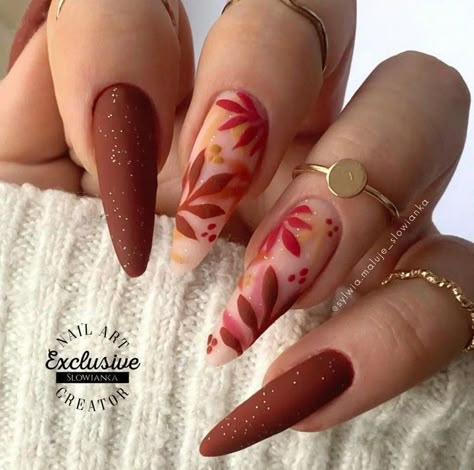 45+ trendy fall nail designs: simple fall nail designs | nail art designs autumn. Come find fall nail autumn, fall nail inspiration autumn and cute autumn nails to recreate for the season. All the nailart autumn, fall nails inspiration, fall nail art autumn, easy autumn nails and more to enjoy. Clear Autumn Nails, Autumn Leaf Nails Design, Atum Nails Design, Autumn Floral Nails, Atum Nails, Fall Themed Nails Autumn, Autumn Aesthetic Nails, Red Autumn Nails, Autumn Inspired Nails