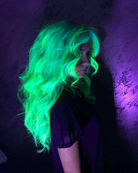 It glows under a uv light, work done by Olga Nikulina Uv Hair Dye, Uv Hair, Neon Green Hair, Glow Hair, Rave Hair, Candy Hair, Neon Hair, Uv Black Light, Light Work