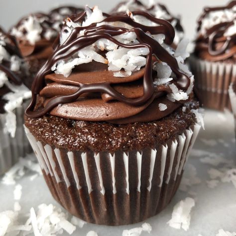 Chocolate Fudge Cupcakes, Mounds Bar, Dark Chocolate Fudge, Coconut Frosting, Cupcake Pans, Chocolate Oreos, Delish Recipes, Chocolate Drizzle, Candy Bars