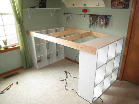 Diy Craft Desk, Diy Seng, Bed With Desk Underneath, Diy Crafts Desk, Små Rum Lidt Plads, Diy Loft Bed, Ikea Bookshelves, Ikea Shelves, Decor Ikea