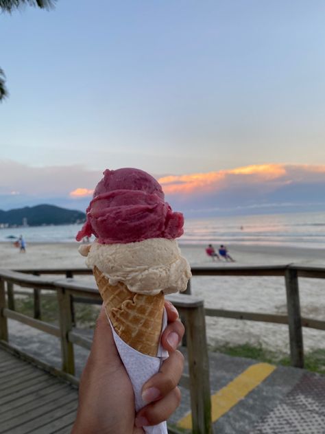 Summer Ice Cream Photography, Food Aesthetically, Aesthetically Pleasing Pictures, Ice Cream Pictures, Breakfast On The Beach, Mochi Ice Cream, Yummy Ice Cream, Summer Ice Cream, Food Gallery