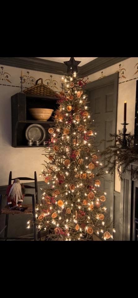 Prim Christmas Tree, Shelves Decorated For Christmas, Primitive Christmas Trees Decorated, Rustic Christmas Tree Decor Ideas, Primitive Christmas Trees, 1930s Christmas, Christmas Rooms, Country Christmas Tree, Williamsburg Christmas