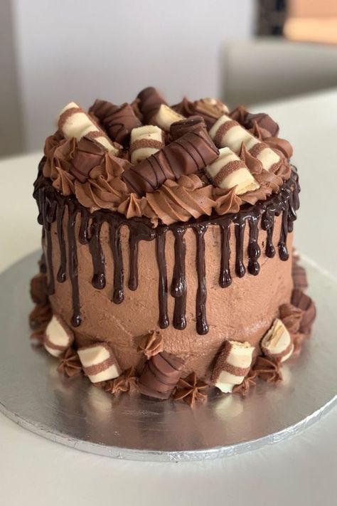 Chocolate Layer Cake Recipe, Baking Cakes Ideas, Chocolate Cake Designs, Realistic Cakes, Simple Cake Designs, Chocolate Cake Decoration, Creative Cake Decorating, Birthday Cake Chocolate, Creative Birthday Cakes