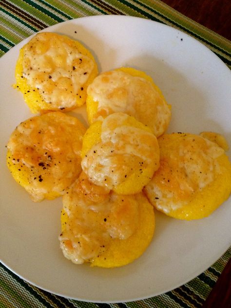 Cheesy Fried Polenta Cakes - Starting with firmpre-made polenta. Baked Polenta Recipes, Fried Polenta Cakes, Fried Polenta Recipes, Fried Polenta, Polenta Fries, Polenta Cakes, Polenta Recipes, Bite Size Appetizers, Simple Meals