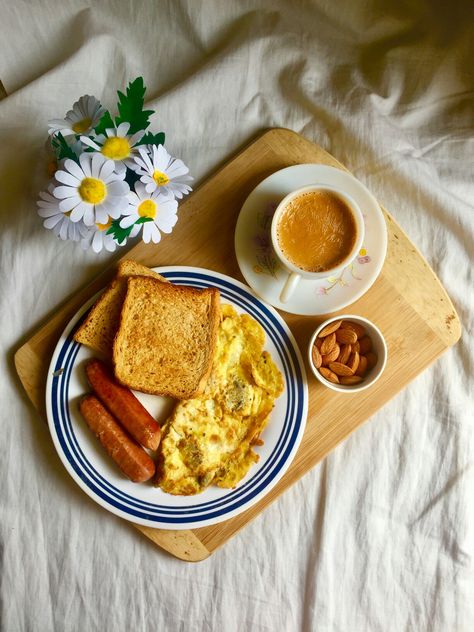 Omelette Photography, Omelette Aesthetic, Omelette Sausage, Tea And Toast, Mushroom Omelette, Homemade Flour, Homemade Flour Tortillas, Food Photoshoot, Brown Bread