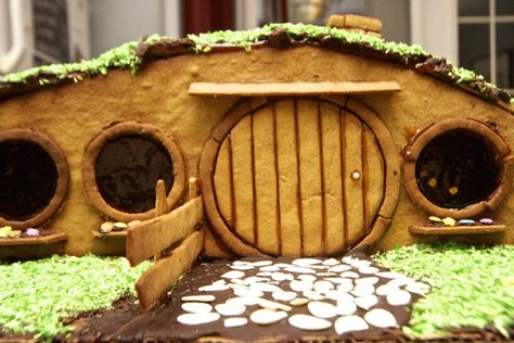 Gingerbread Hobbit Hole Homemade Gingerbread House, Gingerbread House Ideas, Gingerbread House Recipe, Cool Gingerbread Houses, Gingerbread House Parties, Gingerbread Party, Gingerbread House Kits, Quotes Friends, House Template