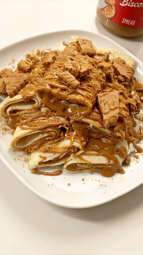 Biscoff Crepes, Crepes Dessert, Lotus Recipes, Lotus Recipe, Food Polls, Lotus Biscoff, Crepe Recipes, Delicious Snacks Recipes, Food Videos Desserts