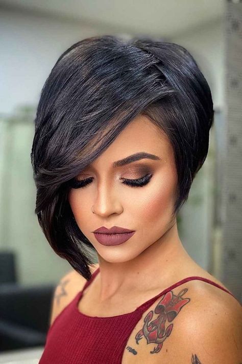 Have you been seeking low-maintenance short straight hair that's on-trend right now? We have 33 ideal photos on our website! Amongst them is this versatile asymmetrical cut. Do you need more inspiration like this one? Tap on the photo or click the link! // Photo Credit: @emerson_ferrazoficial on Instagram Short Hairdo, Short Hair Color Ideas, Haircuts Blonde, Pixie Wig, Wig Blonde, Blonde Pixie Hair, Short Blonde Haircuts, Short Hairdos, Bob Haircut With Bangs