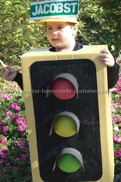 Traffic Lights Costume  --- You could each be the same traffic light and just have the different street names "Temple St." and what ever street Quinn lives on Maškare Ideje, Diy Traffic Light, Light Costume, Childrens Halloween Costumes, Cardboard Costume, Halloween Costumes To Make, Kid Halloween, Great Halloween Costumes, Clever Halloween Costumes