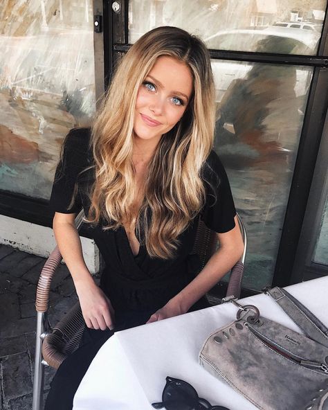 Hannah Godwin --11 things to know about Hannah Godwin one of the bachelorettes competing to win The Bachelor star Colton Underwood's heart. #TheBachelor #Bachelor Hannah Godwin, Happy Hour Menu, Blonde Hair Looks, Blonde Hair With Highlights, Brown Blonde Hair, Grunge Hair, Love Hair, Hair Dos, Hair Highlights