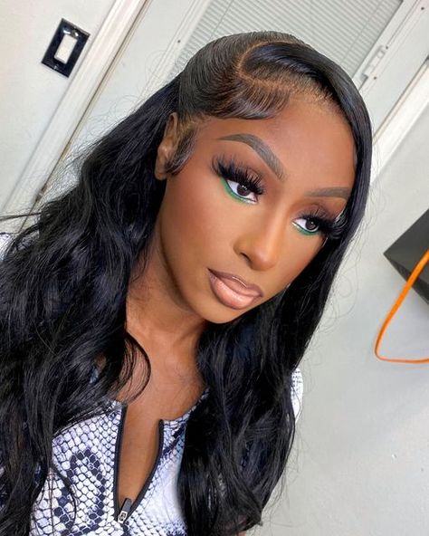 Prom Makeup Looks Black Women, Gold Prom Makeup Looks, Emerald Makeup Look, Black Women Soft Glam, Green And Gold Prom, Gold Prom Makeup, Emerald Makeup, Simple Prom Makeup, Flawless Face Makeup